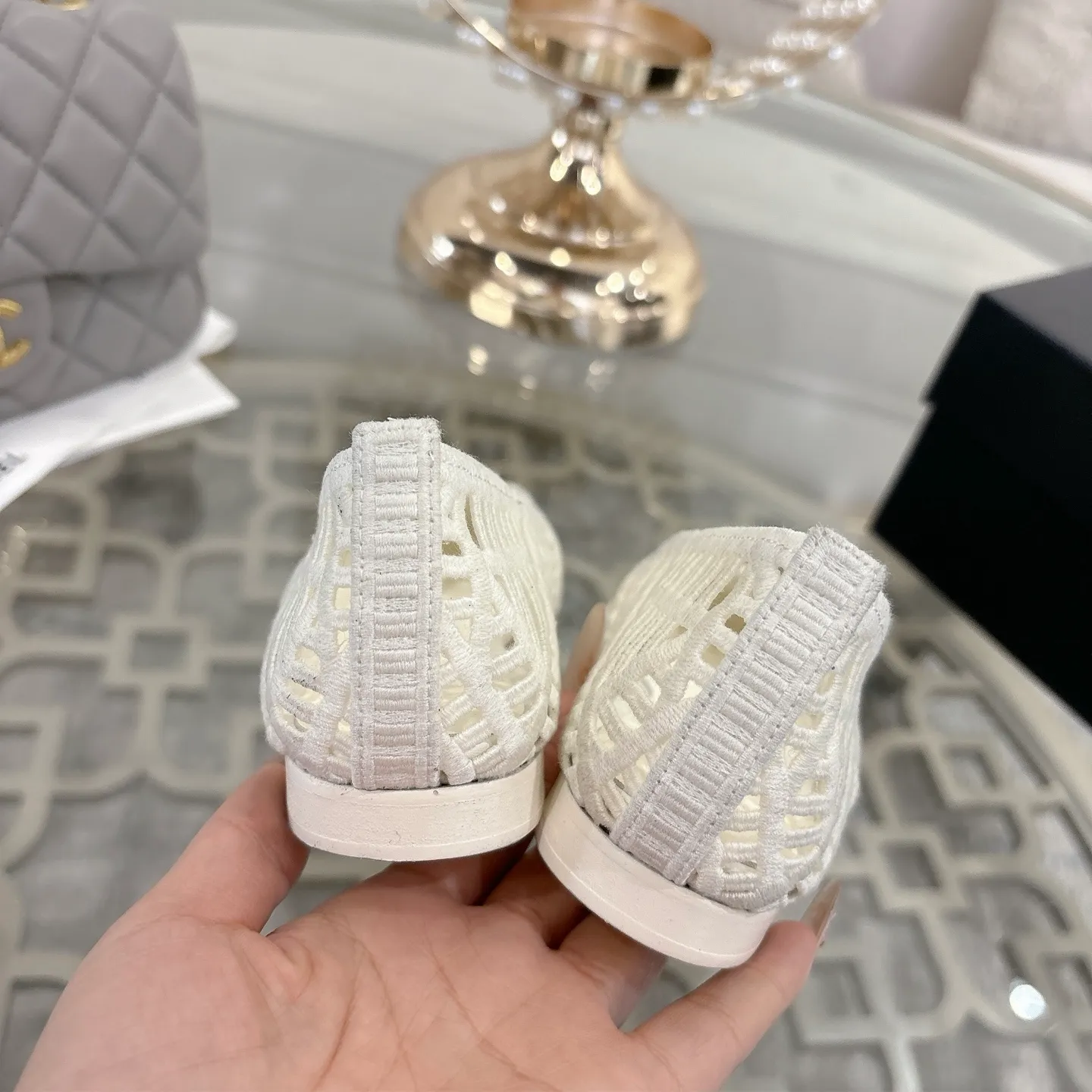 👟👟Ex-factory price 520👟👟 Chanel 25SS finally comes out with woven ballet shoes‼ ️ Shoes worthy of their own article, I have to say that they are finally waiting for you! So elegant and chill. Wear it in the summer to enjoy the breeze and walk on the street. Round square toe design. Cute and cute~ The appearance is super online. When you wear it, you will feel like a wealthy daughter. I thought it was good-looking. Only when I put it on my feet do I know how easy it is to wear~ Upper: Exclusive custom-made mesh (comfortable and breathable) Foot pad: Sheepskin Outsole: Genuine leather sole imported from Italy Size: 35-39 (customized at 40.41.42)